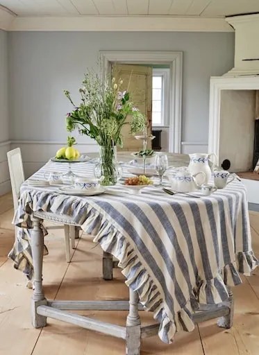 Față de masă din bumbac organic, albastru și alb, model în dungi cu volănaș decorativ, 150 × 250 cm, „Ida Stripe"