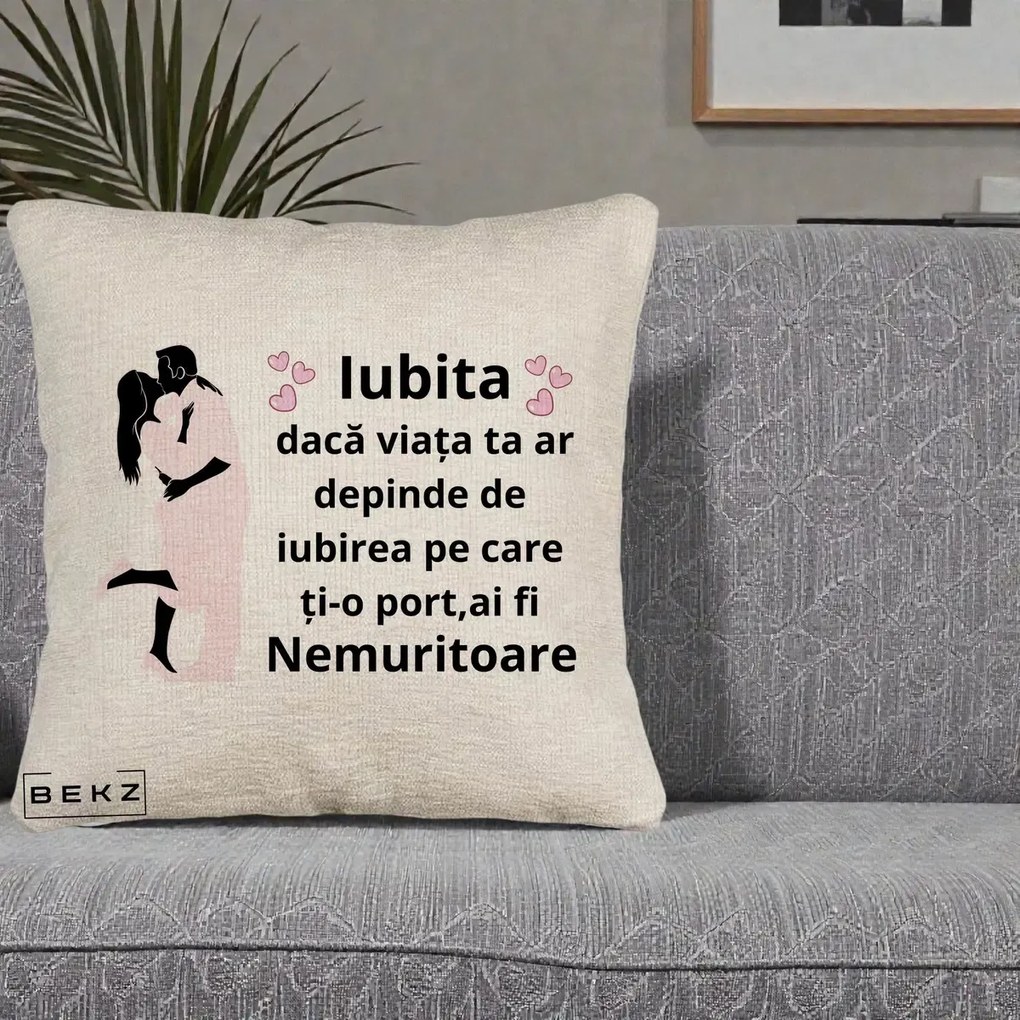 Cadou pentru Iubita - Perna Personalizata Iubita Nemuritoare cu Siluete de Cuplu, 40x40 cm, Bej Canapea, Husa Detasabila, Perna Inclusa, BEKZ®