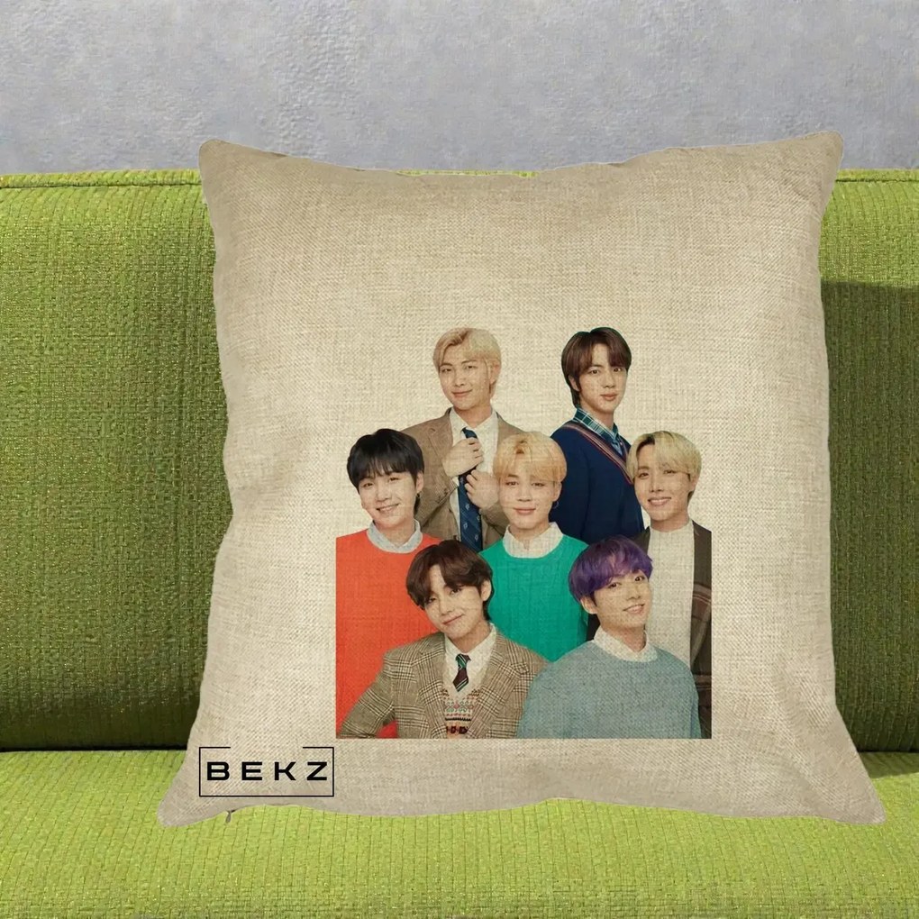 Perna Personalizata K-pop BTS Fotografie Grup Tinute Elegante, 40x40 cm, Crem, Husa Detasabila, Perna Inclusa, BEKZ®