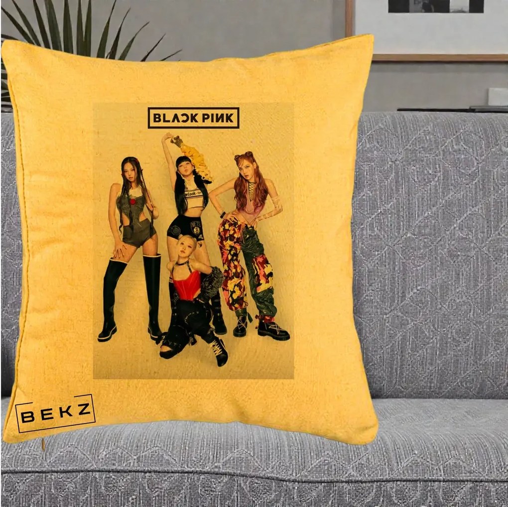 Perna Personalizata K-pop BLACKPINK Fotografie Grup Tinute Edgy, 40x40 cm, Galben, Husa Detasabila, Perna Inclusa, BEKZ®
