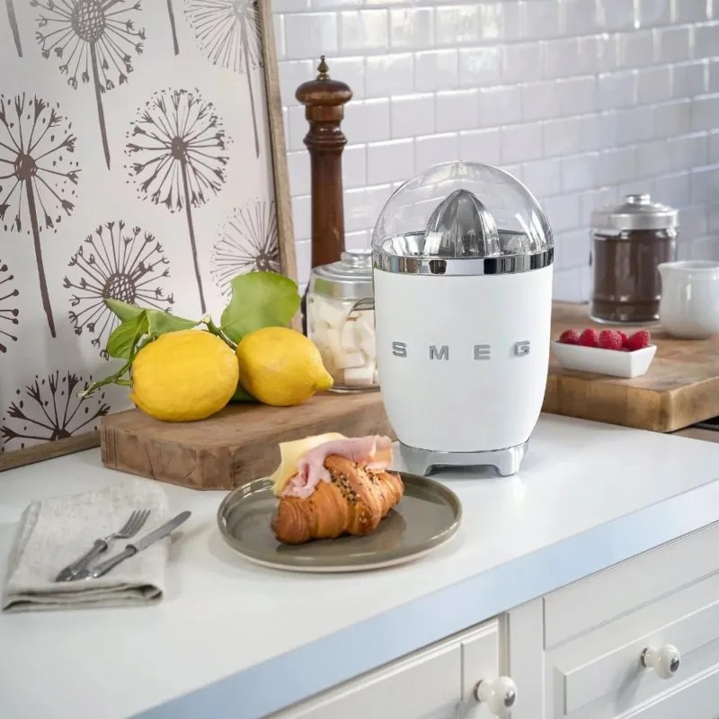 Storcător electric de citrice Smeg CJF11WHMEU, 70 W, sistem anti-picurare, bază antiderapantă, alb mat