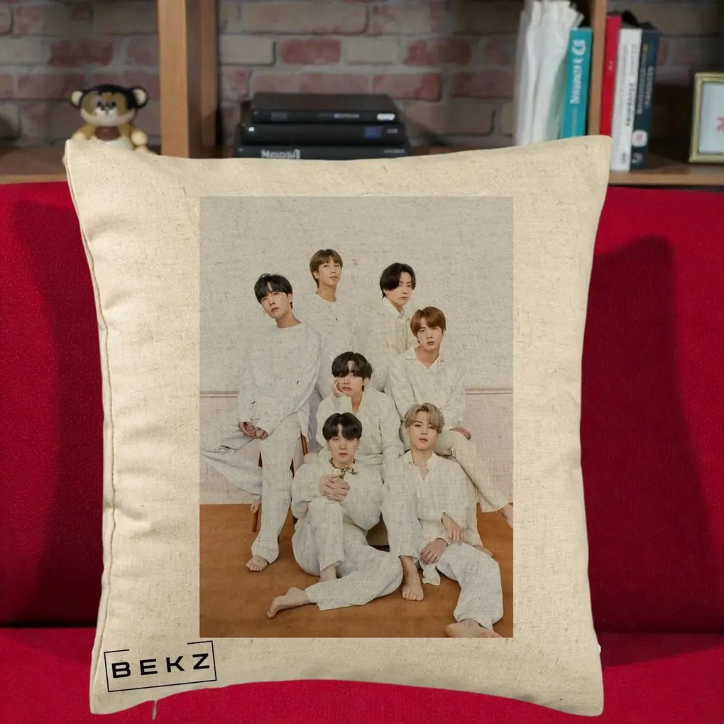 Perna Personalizata K-pop BTS Foto Grup All-White Elegant, 40x40 cm, Bej, Husa Detasabila, Perna Inclusa, BEKZ®