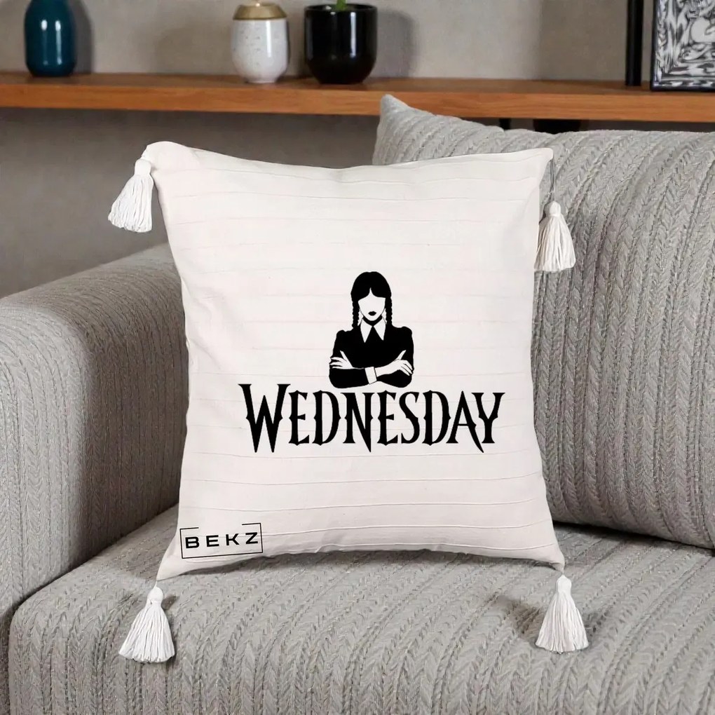 Perna Personalizata Wednesday Addams cu Brate Incrucisate, 40x40 cm, Bej cu Franjuri, Husa Detasabila, Perna Inclusa, BEKZ®