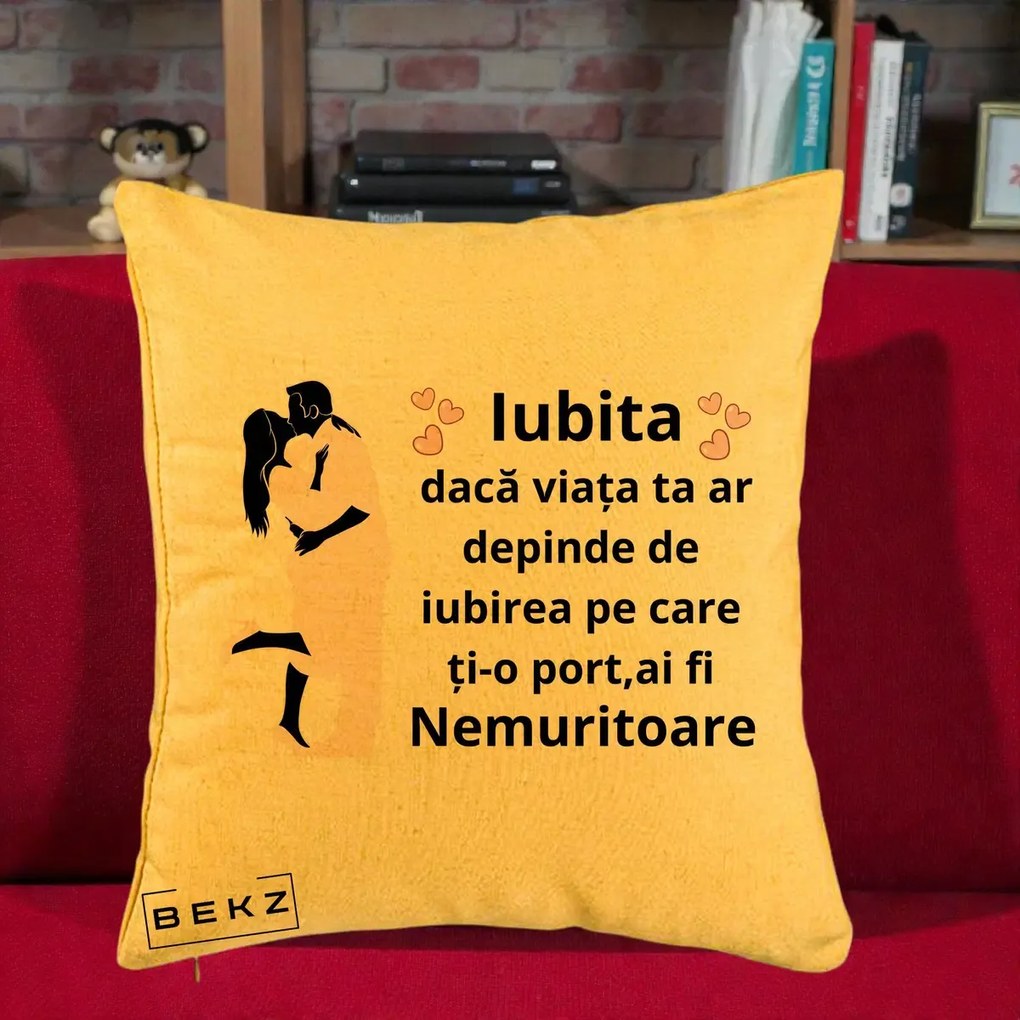 Cadou pentru Iubita - Perna Personalizata Iubita Nemuritoare cu Siluete de Cuplu, 40x40 cm, Galben, Husa Detasabila, Perna Inclusa, BEKZ®