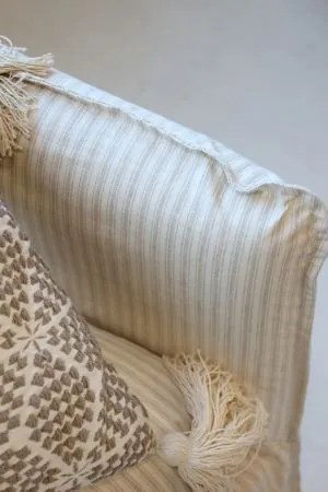 Fotoliu din in crem cu dungi latte, cu umplutură din pene de rață și 3 perne decorative „Malo”