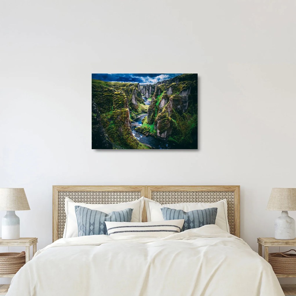 Tablou pe sticlă - Râu într-o vale stâncoasă (70x50 cm)
