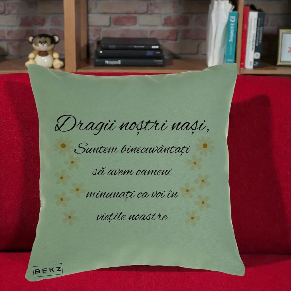 Cadou pentru Nasi - Perna Personalizata Dragii Nostri Nasi Suntem Binecuvantati cu Floricele, 40x40 cm, Verde, Husa Detasabila, Perna Inclusa, BEKZ®