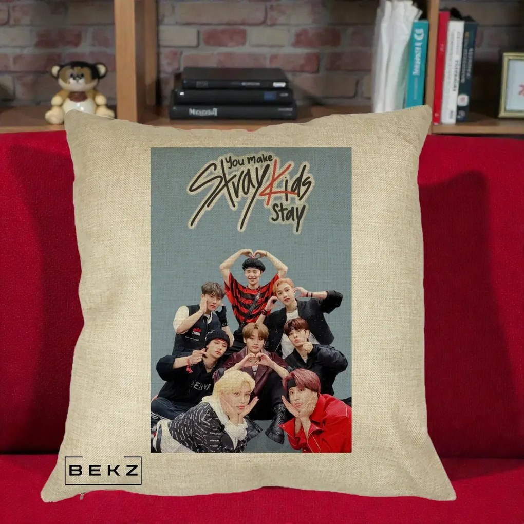 Perna Personalizata K-pop Stray Kids You Make Stray Kids Stay cu Foto Grup, 40x40 cm, Crem, Husa Detasabila, Perna Inclusa, BEKZ®