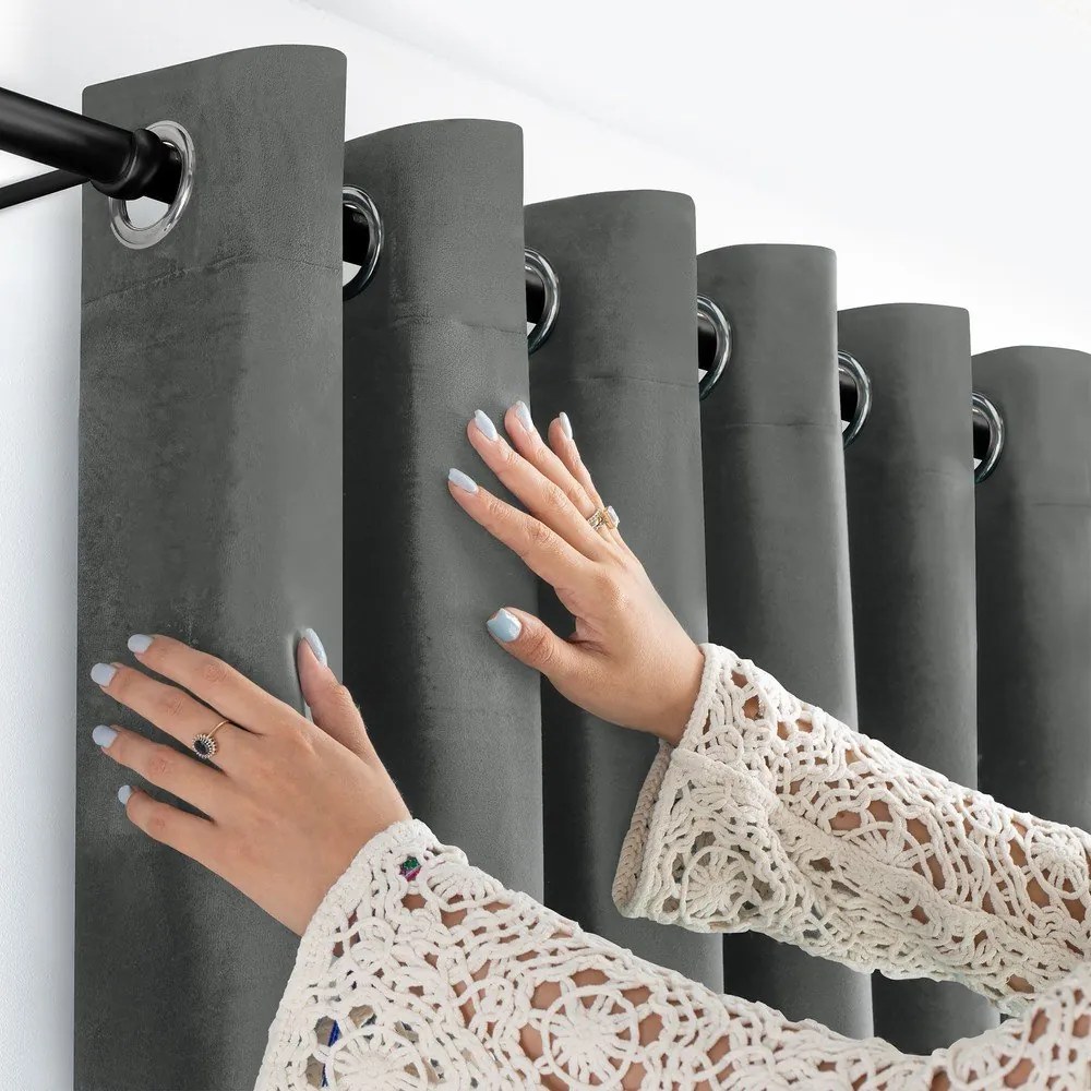 Draperie gri închis dimout (semi-opacă) din catifea 140x225 cm Velto – Filumi