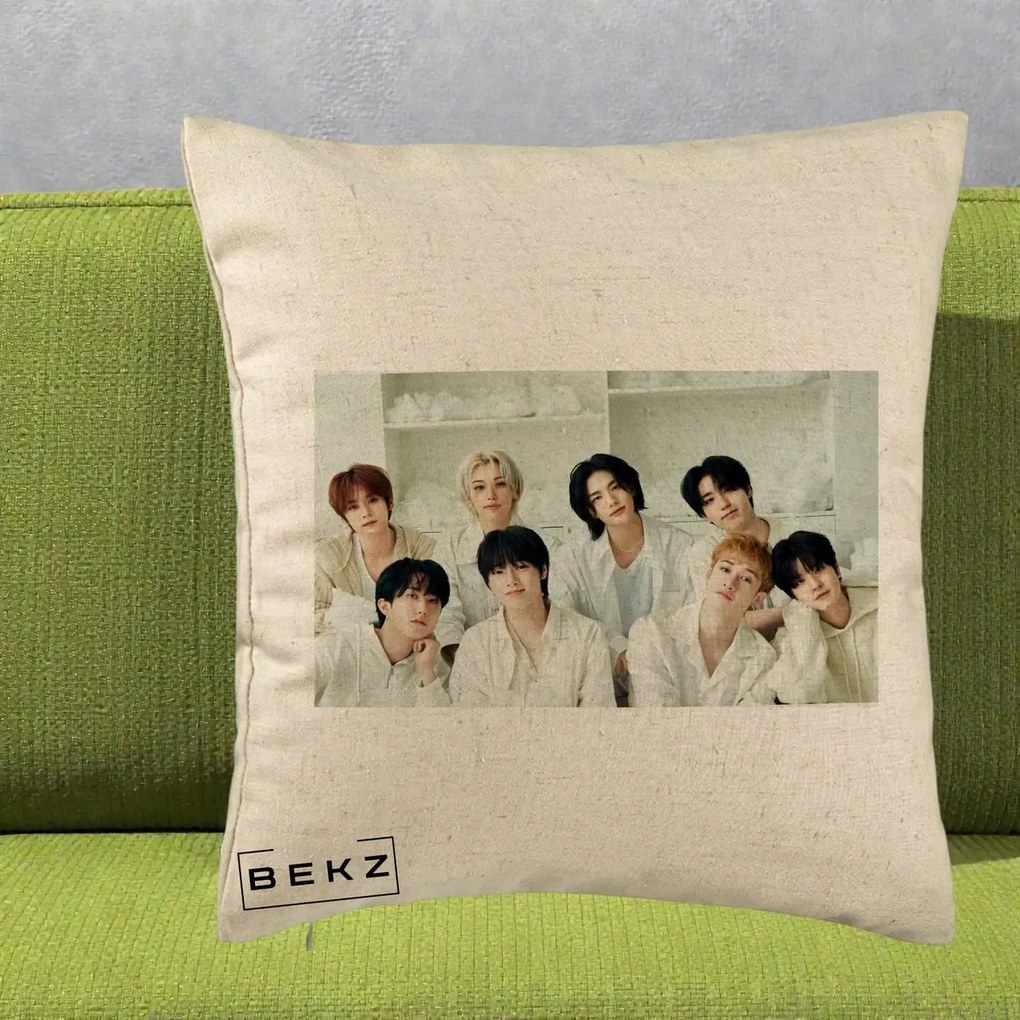 Perna Personalizata K-pop Stray Kids Foto Grup All-White Landscape, 40x40 cm, Bej, Husa Detasabila, Perna Inclusa, BEKZ®