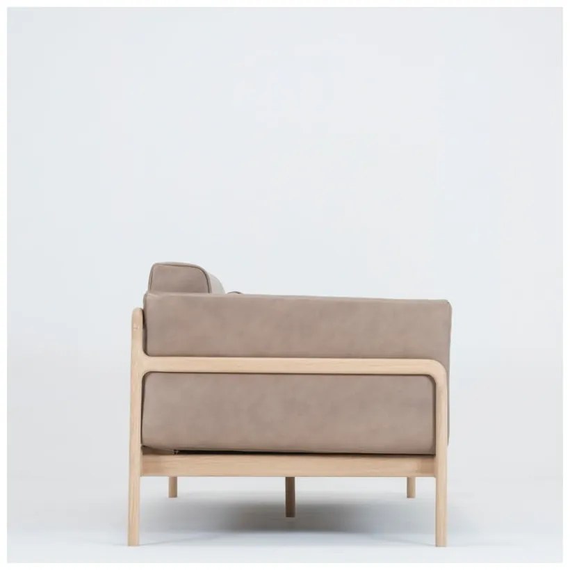 Canapea din piele bovină cu structură din lemn masiv de stejar Gazzda Fawn, maro deschis