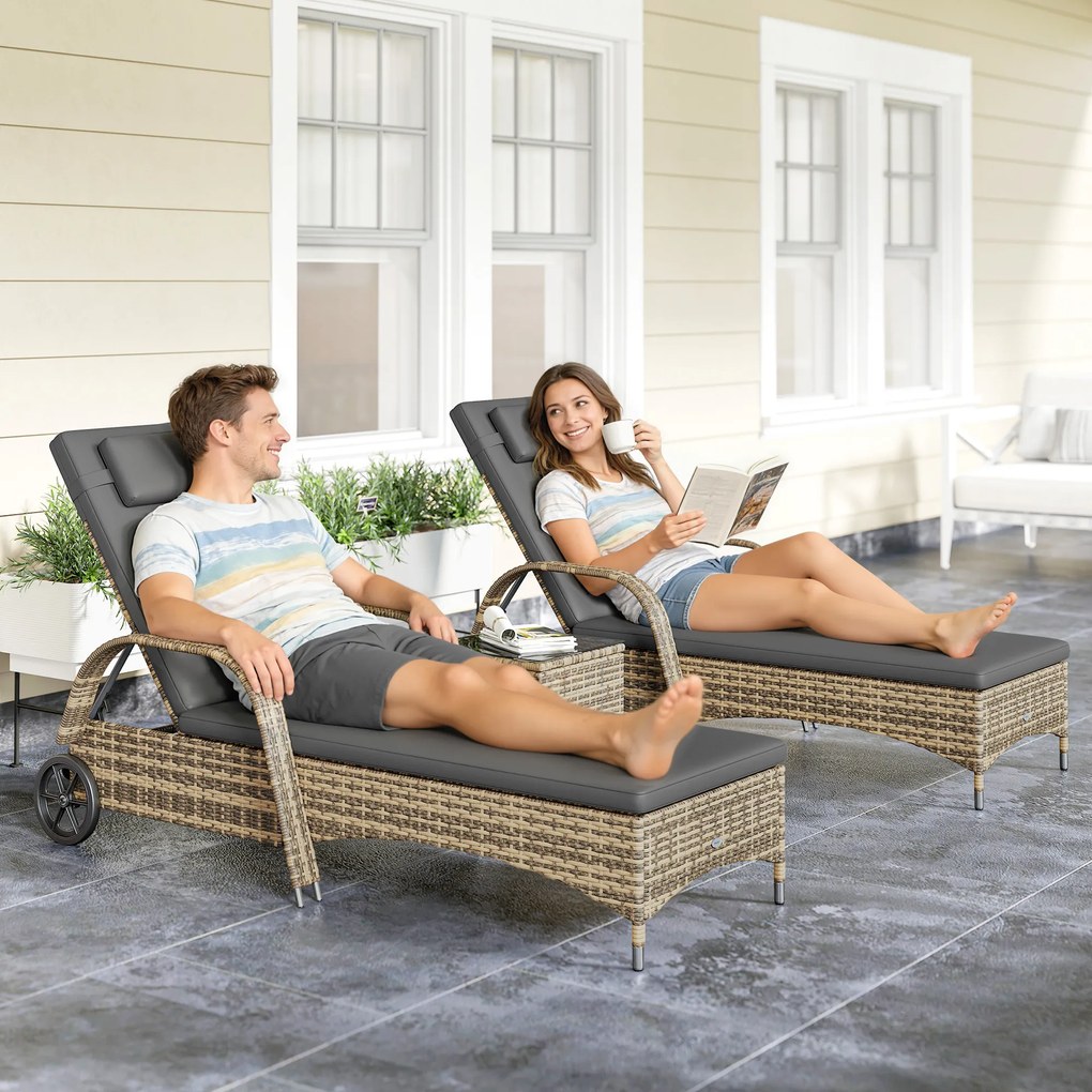 Outsunny Set de 2 șezlonguri : saltea, tetieră, înclinare reglabilă, roți + măsuță de cafea cu sticlă securizată gri închis | Aosom Romania