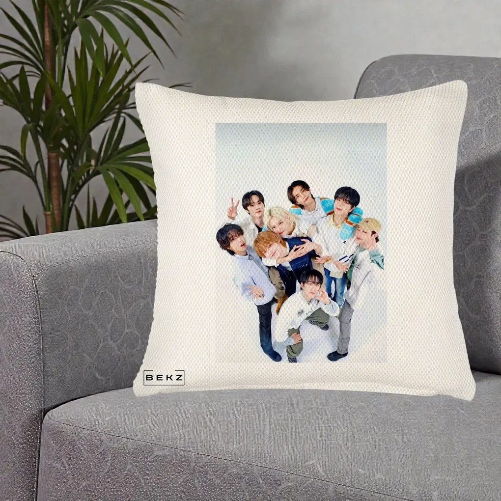 Perna Personalizata K-pop Stray Kids Foto Grup Bleu, 40x40 cm, Crem Reliefat, Husa Detasabila, Perna Inclusa, BEKZ®