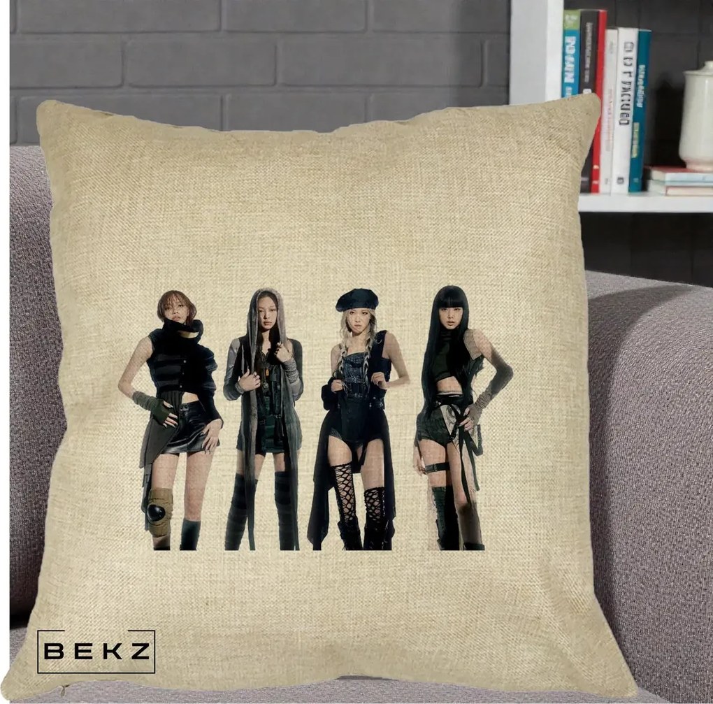 Perna Personalizata K-pop BLACKPINK Tinute Negre Elegante Grup, 40x40 cm, Crem, Husa Detasabila, Perna Inclusa, BEKZ®
