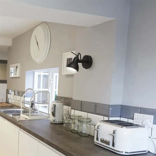 Spot de perete FOCUS 1xGU10/50W/230V negru Searchlight 1541BK