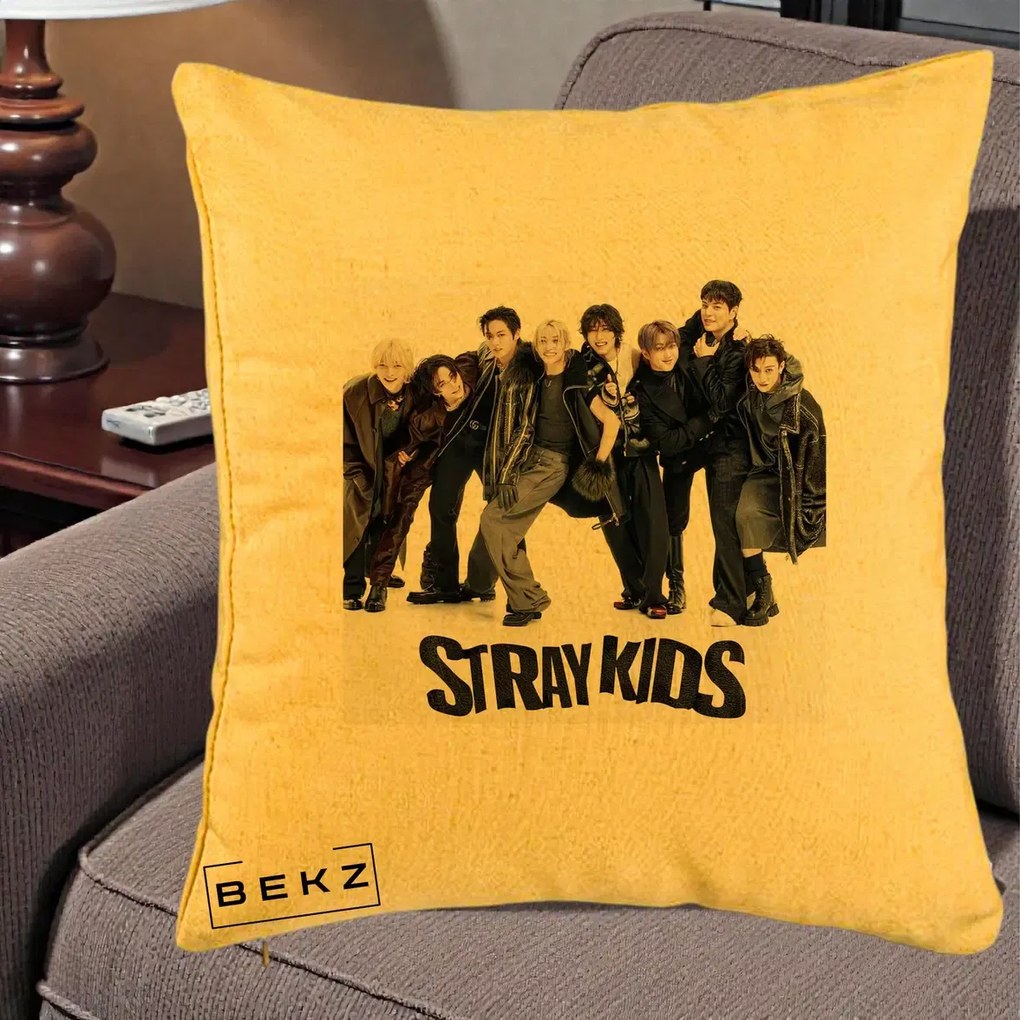 Perna Personalizata K-pop Stray Kids Outfit Negru, 40x40 cm, Galben, Husa Detasabila, Perna Inclusa, BEKZ®