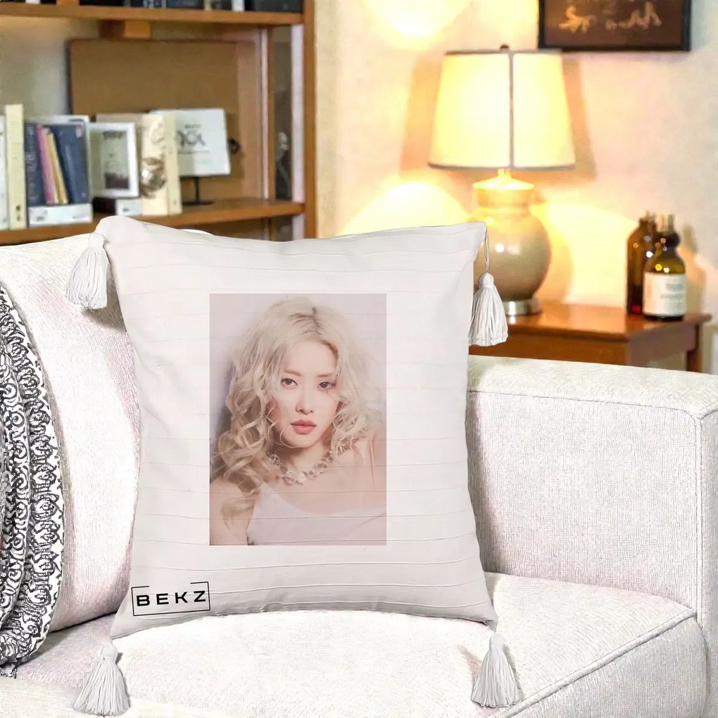 Perna Personalizata K-pop BLACKPINK Rose, 40x40 cm, Bej cu Franjuri, Husa Detasabila, Perna Inclusa, BEKZ®