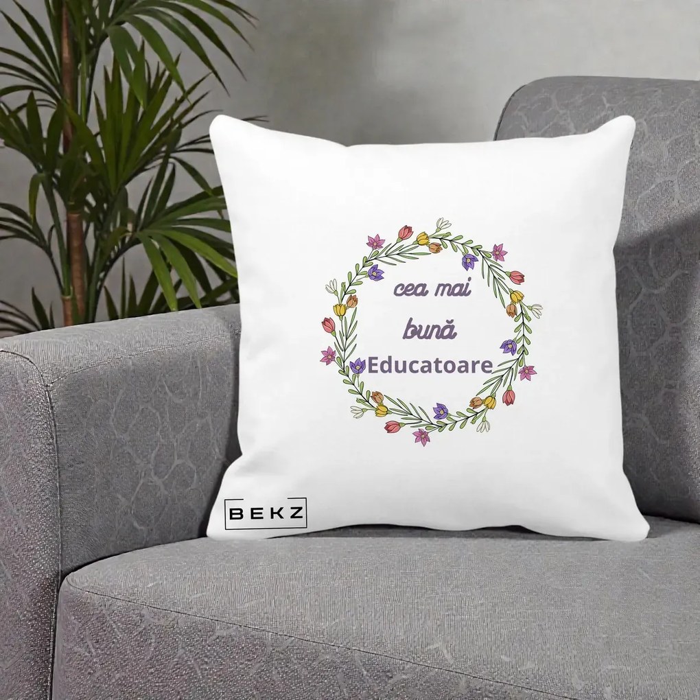 Cadou pentru Educatoare - Perna Personalizata Cea mai Buna Educatoare cu Coronita Florala Colorata, 40x40 cm, Alba Mata, Husa Detasabila, Perna Inclusa, BEKZ®