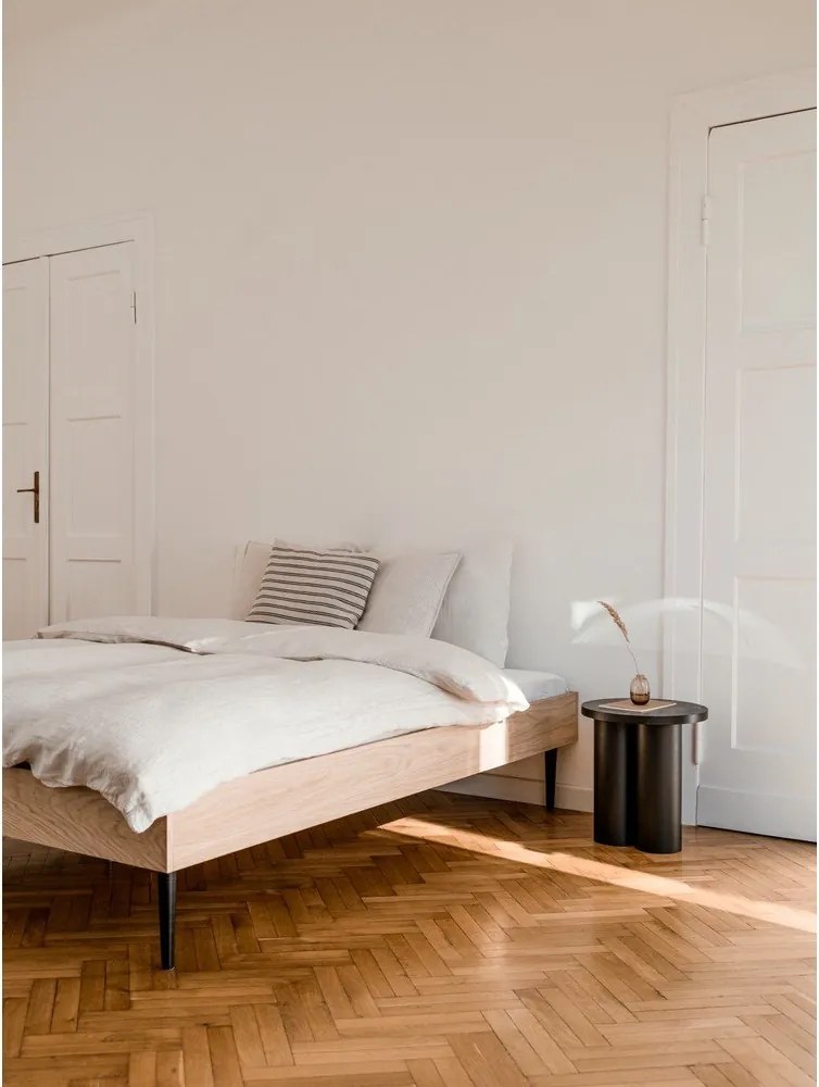 Pat matrimonial în culoare naturală din placă aglomerată de lemn cu aspect de lemn de stejar fără tăblie cu somieră 200x200 cm Streiko – noo.ma