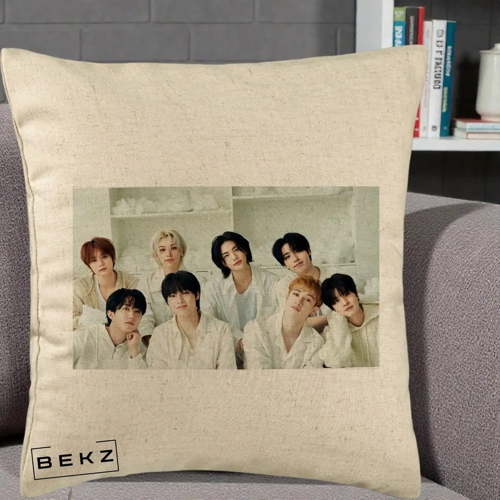 Perna Personalizata K-pop Stray Kids Foto Grup All-White Landscape, 40x40 cm, Bej, Husa Detasabila, Perna Inclusa, BEKZ®