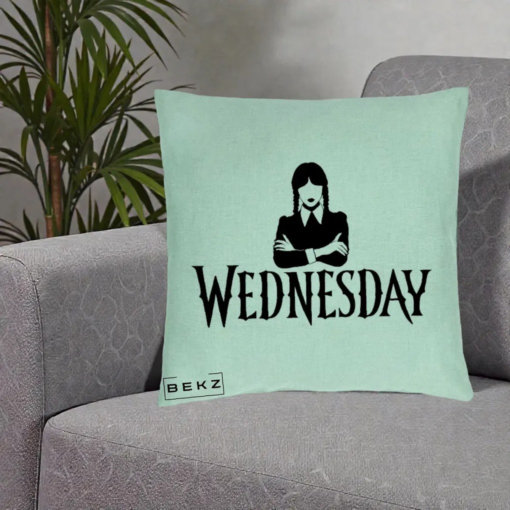 Perna Personalizata Wednesday Addams cu Brate Incrucisate, 40x40 cm, Verde Menta, Husa Detasabila, Perna Inclusa, BEKZ®