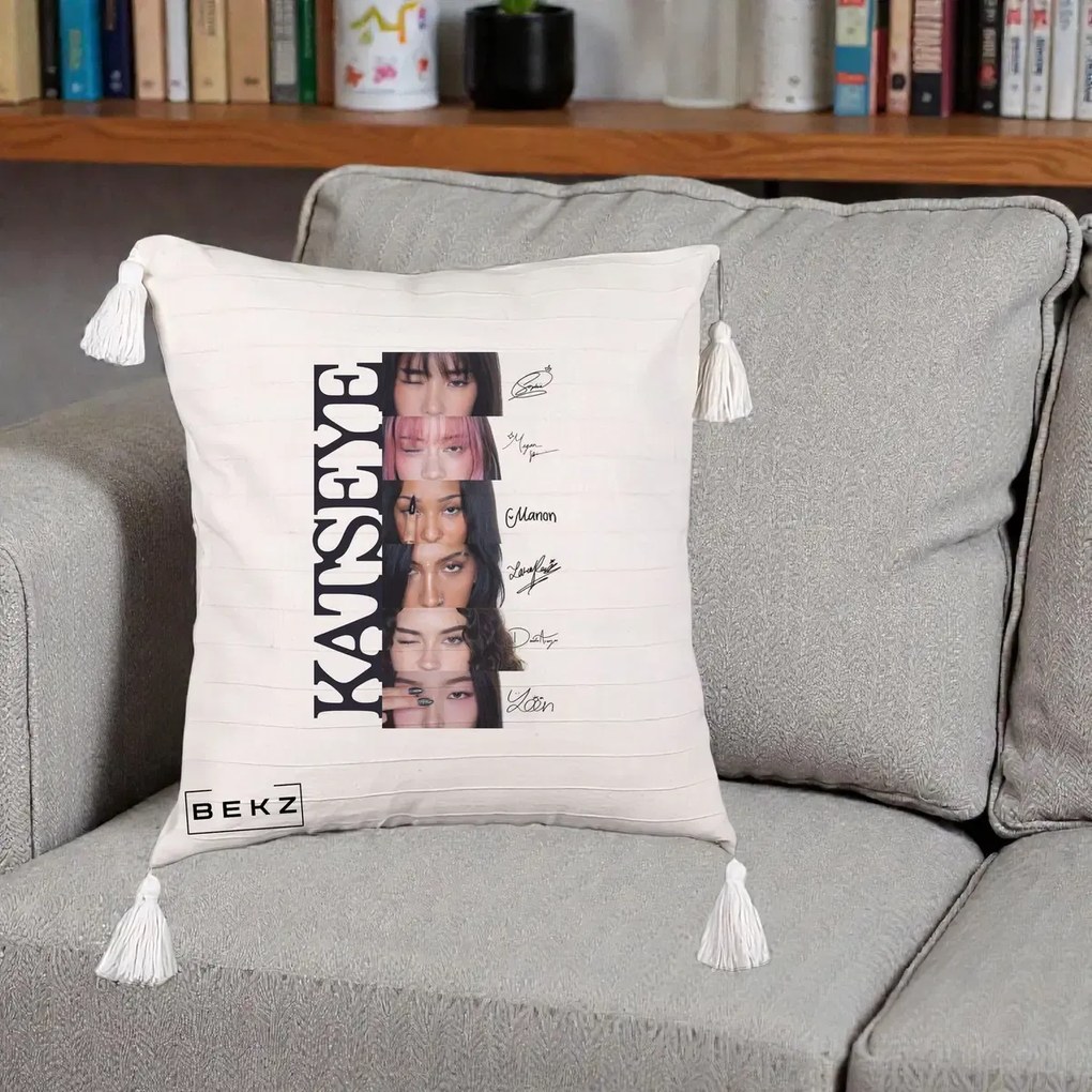 Perna Personalizata K-pop KATSEYE Semnaturi Membre Foto, 40x40 cm, Bej cu Franjuri, Husa Detasabila, Perna Inclusa, BEKZ®