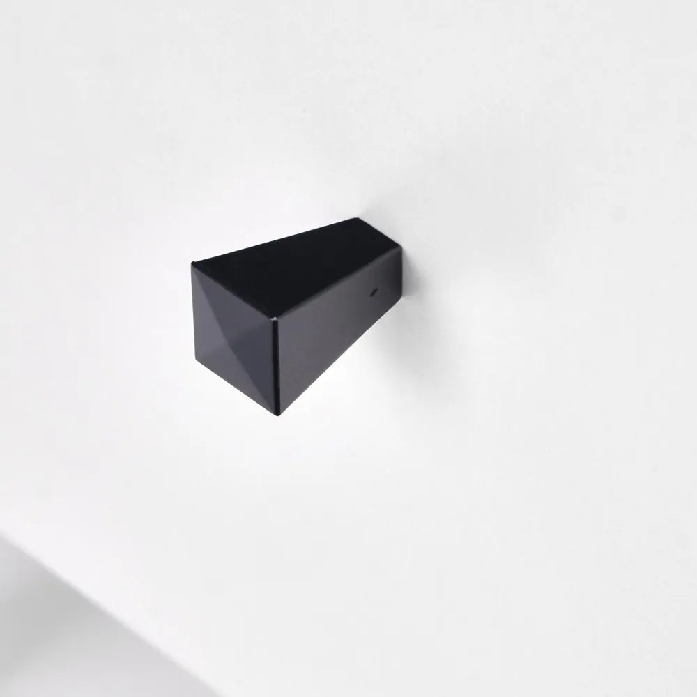 Noptiera Silvia, neagra