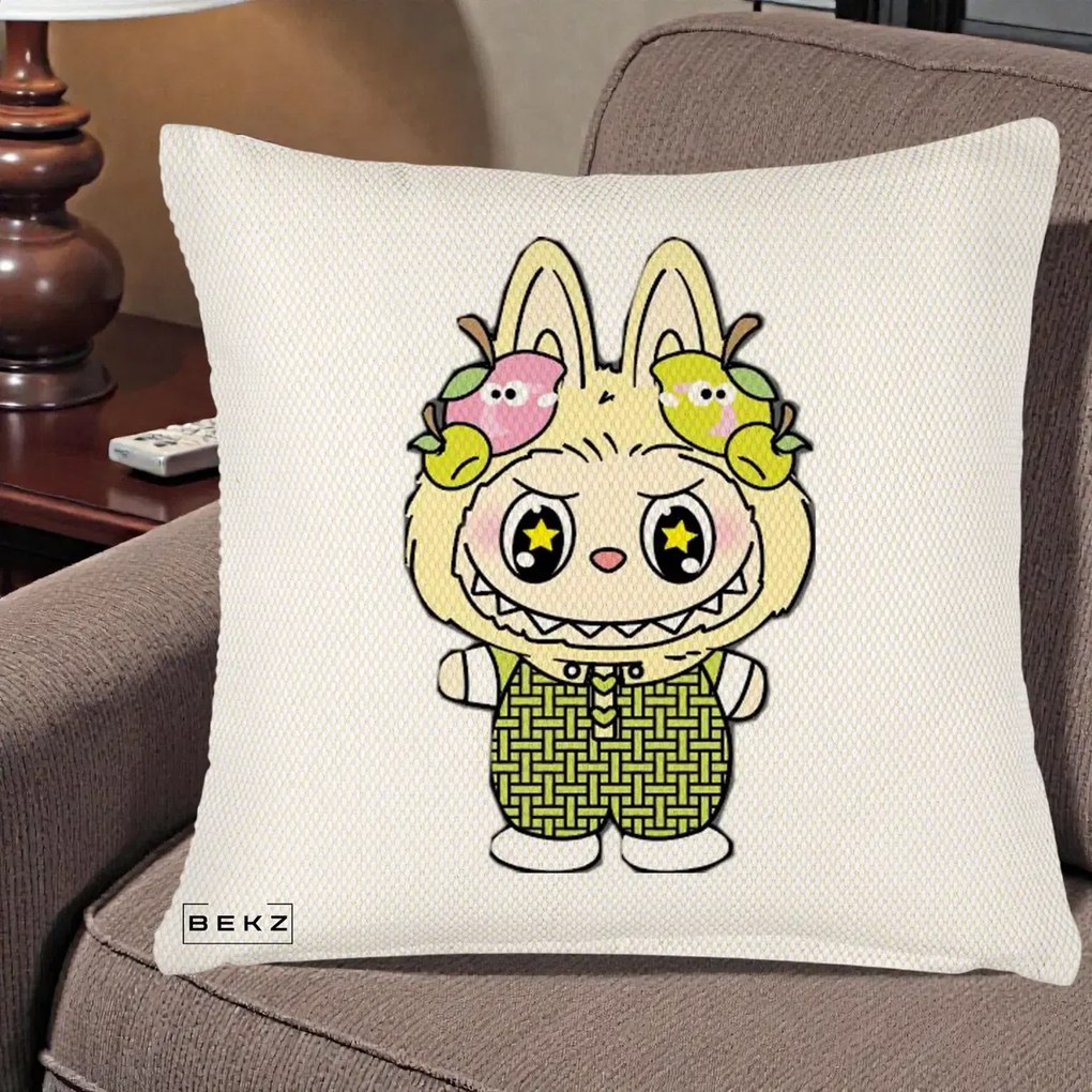Perna Personalizata Labubu Galben cu Mere si Salopeta, 40x40 cm, Crem Reliefat, Husa Detasabila, Perna Inclusa, BEKZ®
