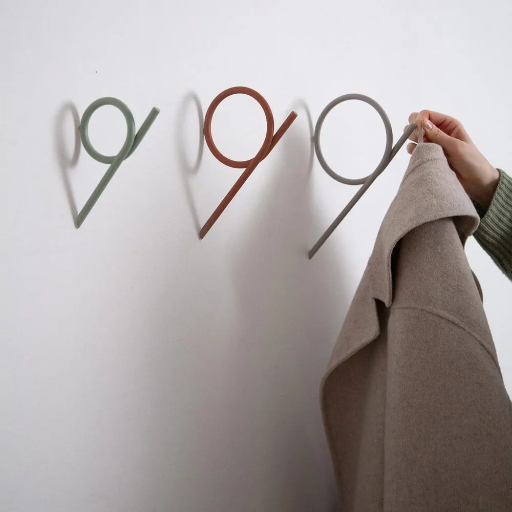 Cârlig verde prăfuit de montat pe perete din metal Tuba L – Spinder Design