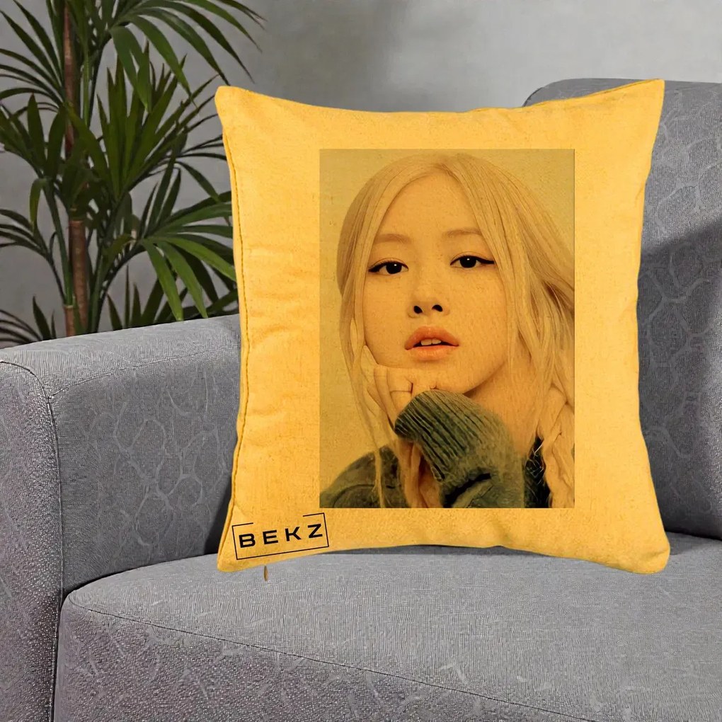 Perna Personalizata K-pop BLACKPINK Rose cu Jucarie de Plus, 40x40 cm, Galben, Husa Detasabila, Perna Inclusa, BEKZ®