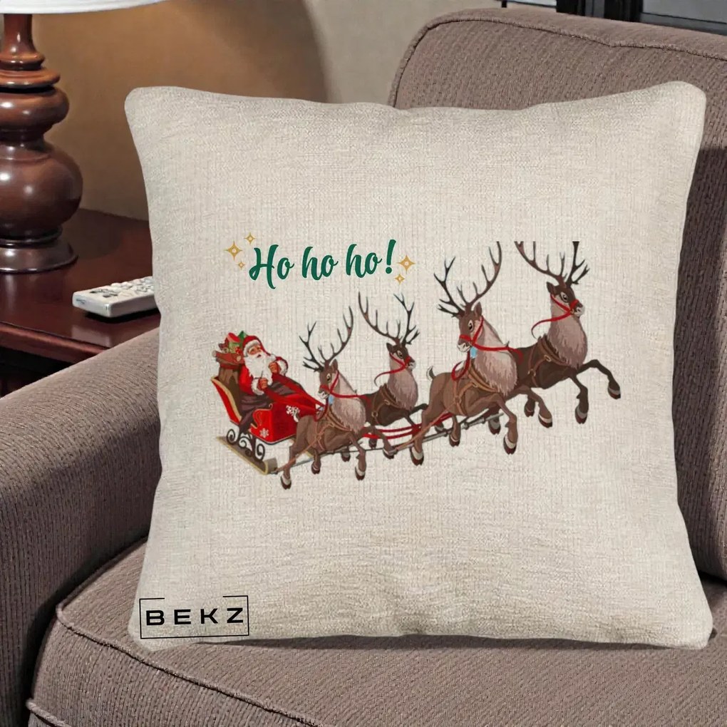 Perna Decorativa Ho Ho Ho Mos Craciun cu Sanie si Reni, 40x40 cm, Bej Canapea, Husa Detasabila, Perna Inclusa, BEKZ®