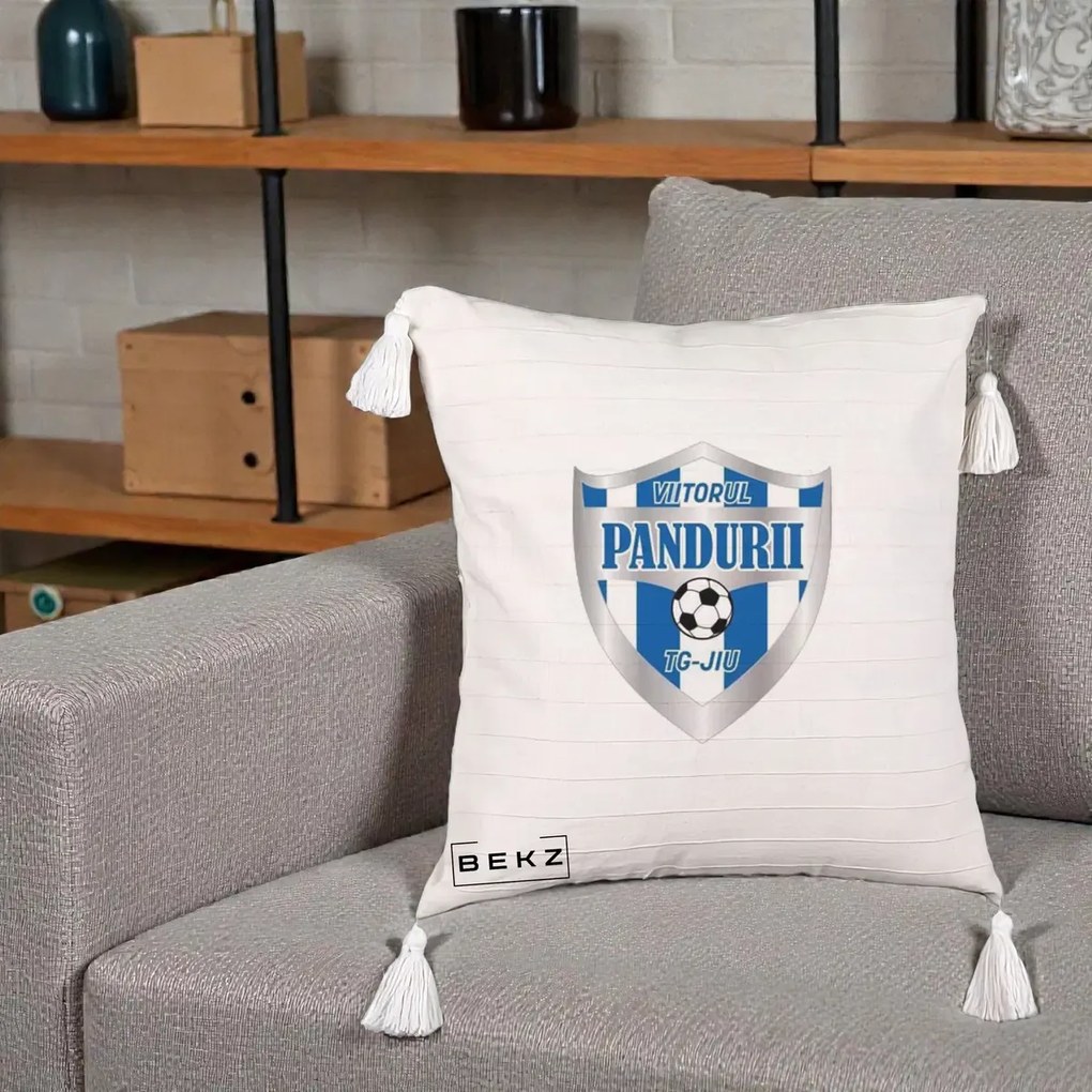 Perna Personalizata Pandurii Targu Jiu Fotbal, 40x40 cm, Bej cu Franjuri, Husa Detasabila, Perna Inclusa, BEKZ®