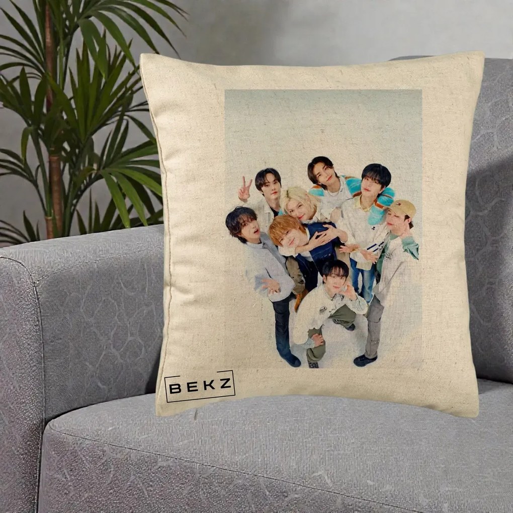 Perna Personalizata K-pop Stray Kids Foto Grup Bleu, 40x40 cm, Bej, Husa Detasabila, Perna Inclusa, BEKZ®