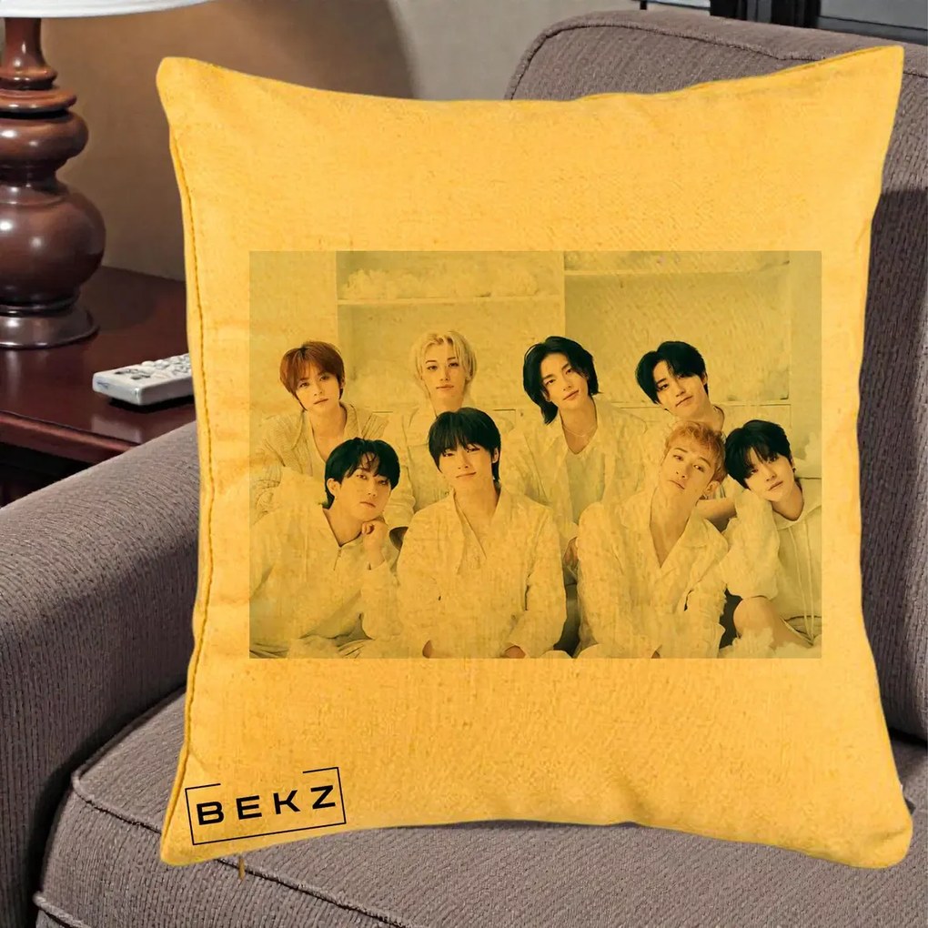 Perna Personalizata K-pop Stray Kids Foto Grup Alb All-White cu 8 Membrii, 40x40 cm, Galben, Husa Detasabila, Perna Inclusa, BEKZ®