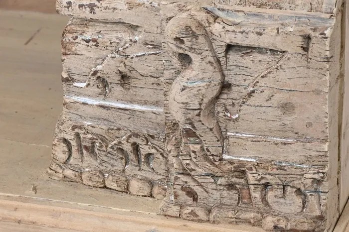 Bibliotecă înaltă din lemn masiv de tec, natur, cu 3 rafturi deschise și sculpturi vechi lucrate manual, 210 x 150 x 60 cm, „Parthenon”