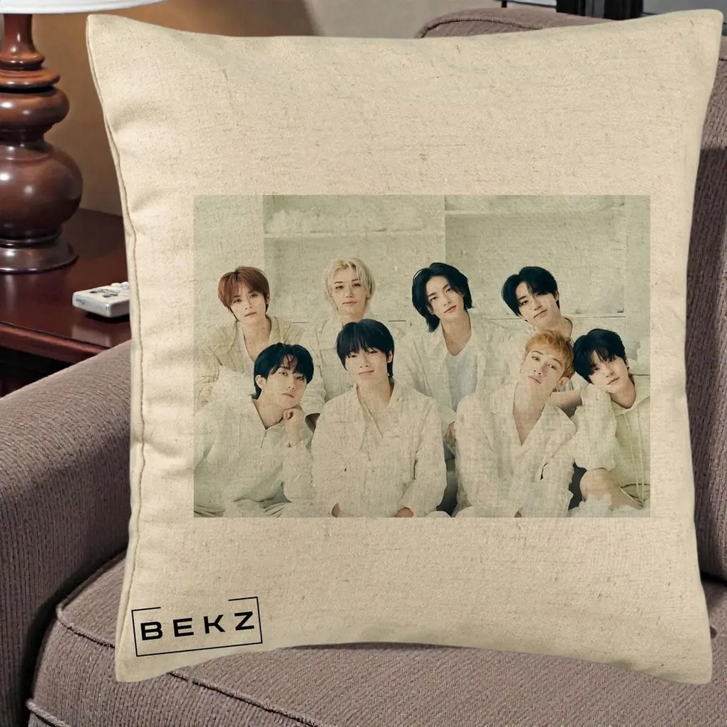Perna Personalizata K-pop Stray Kids Foto Grup Alb All-White cu 8 Membrii, 40x40 cm, Bej, Husa Detasabila, Perna Inclusa, BEKZ®