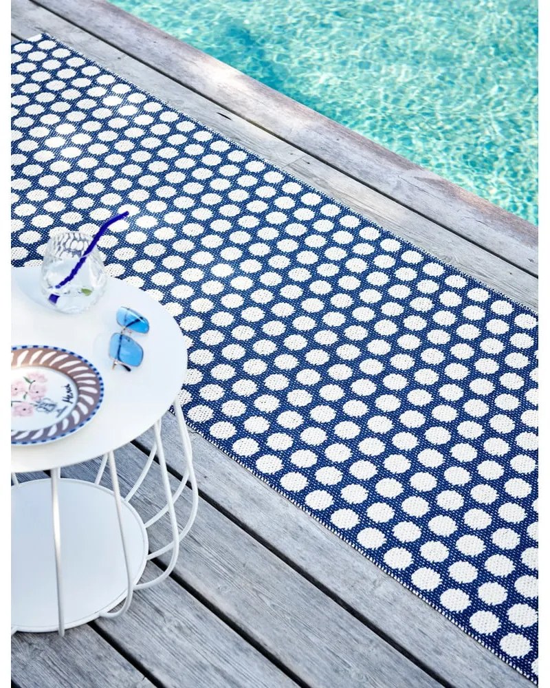 Covor tip traversă pentru interior și exterior albastru închis 70x250 cm Noa Dark Blue – Pappelina