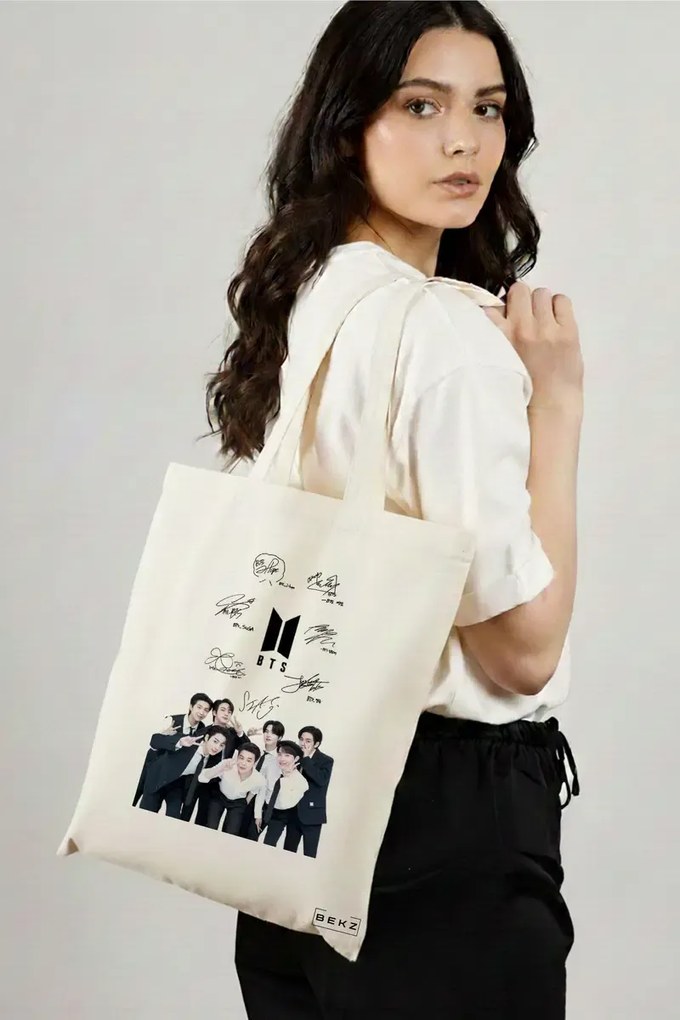 Sacosa de Panza pentru Cumparaturi, Geanta Tote, model BTS Army 6 cu semnaturii, 38x34.5 cm, Alba, BEKZ®