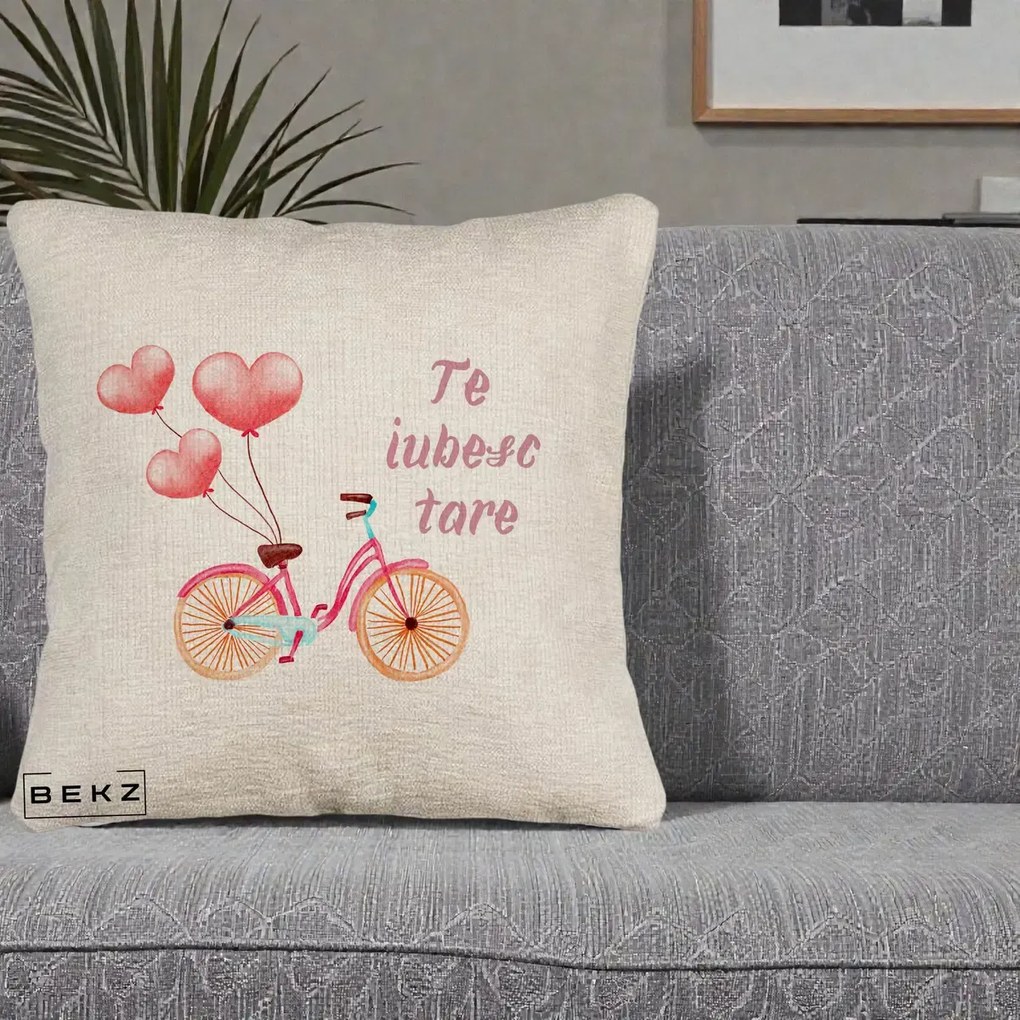 Perna Decorativa Te Iubesc Tare cu Bicicleta Roz si Baloane Inima, 40x40 cm, Bej Canapea, Husa Detasabila, Perna Inclusa, BEKZ®