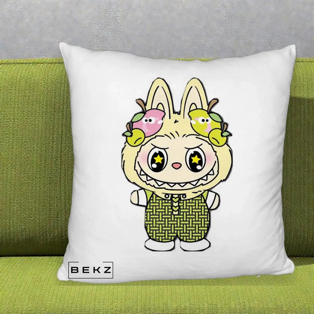 Perna Personalizata Labubu Galben cu Mere si Salopeta, 40x40 cm, Alb Pufos, Husa Detasabila, Perna Inclusa, BEKZ®
