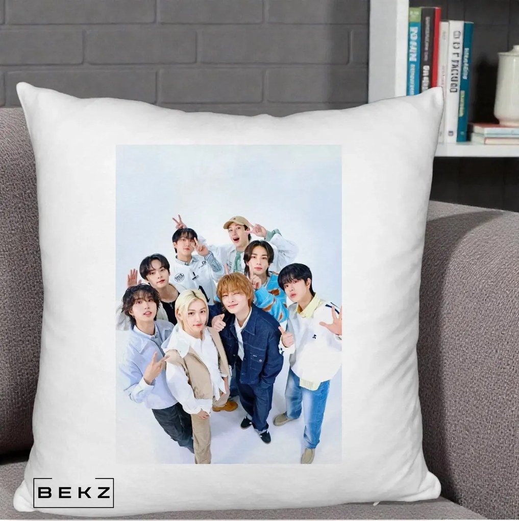 Perna Personalizata K-pop Stray Kids Foto Grup Alb cu 8 Membrii de Sus, 40x40 cm, Alb Pufos, Husa Detasabila, Perna Inclusa, BEKZ®