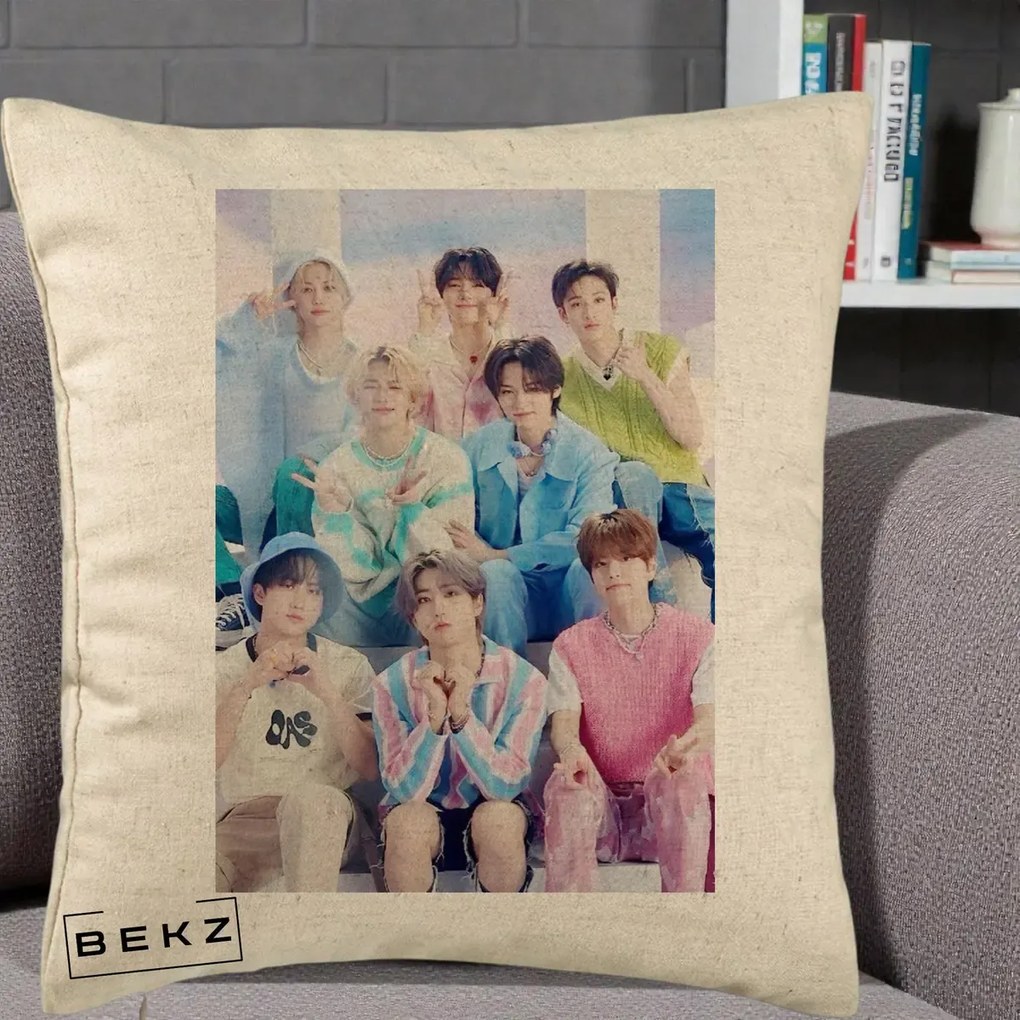 Perna Personalizata K-Pop Grup Foto Pasteluri cu 8 Artisti, 40x40 cm, Bej, Husa Detasabila, Perna Inclusa, BEKZ®