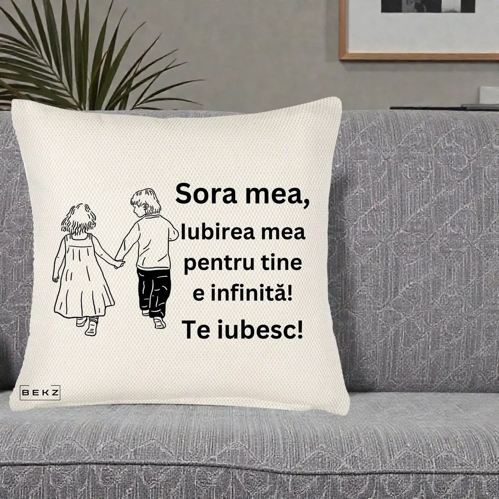 Cadou pentru Sora - Perna Personalizata Sora Mea Te Iubesc Copii Tinand Maini din Spate, 40x40 cm, Crem Reliefat, Husa Detasabila, Perna Inclusa, BEKZ®