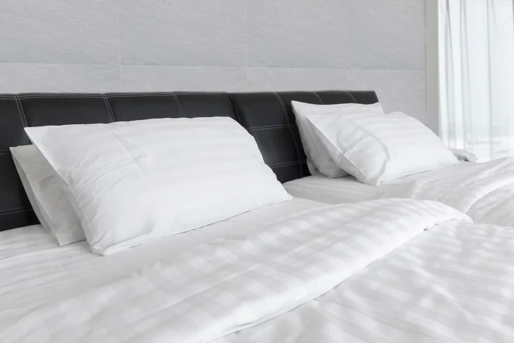 Lenjerie de pat Hotel Line, dubla, 200x220 cm, amestec bumbac, satin, 250 TC, alb, cu dungi 1 cm
