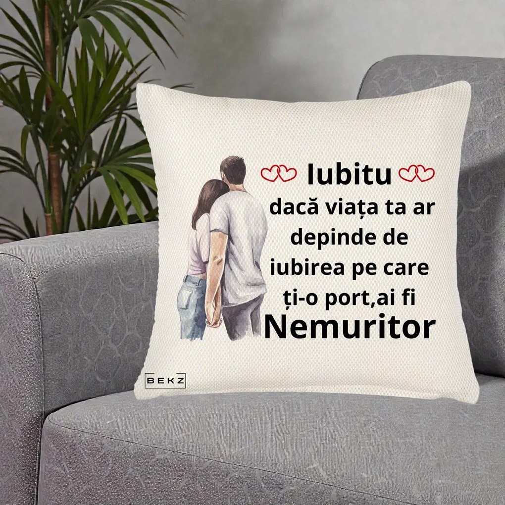 Cadou pentru Iubita - Perna Personalizata Iubitu Nemuritor cu Cuplu Acuarela si Inimi Rosii, 40x40 cm, Crem Reliefat, Husa Detasabila, Perna Inclusa, BEKZ®