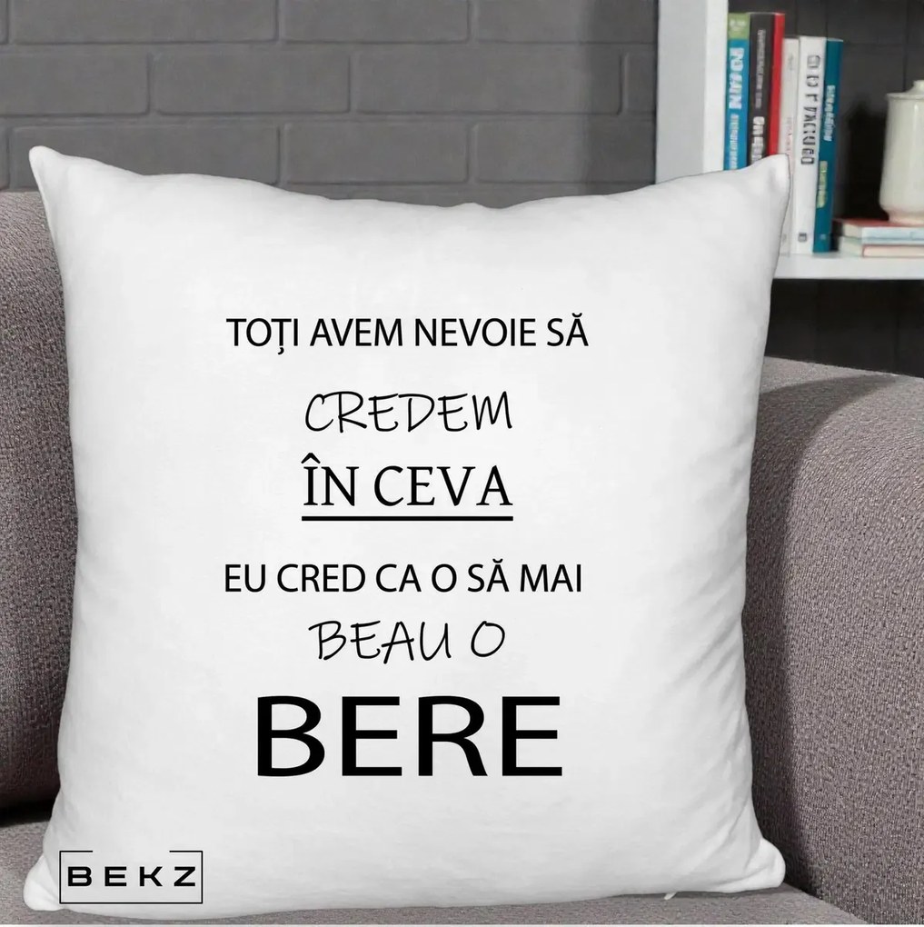 Perna Decorativa Eu Cred ca mai Beau o Bere, 40x40 cm, Alb Pufos, Husa Detasabila, Perna Inclusa, BEKZ®