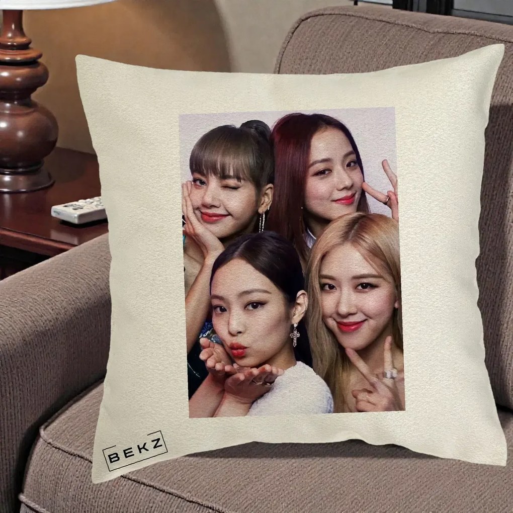 Perna Personalizata K-pop BLACKPINK Foto Grup Selfie 4 Membre, 40x40 cm, Ecru, Husa Detasabila, Perna Inclusa, BEKZ®