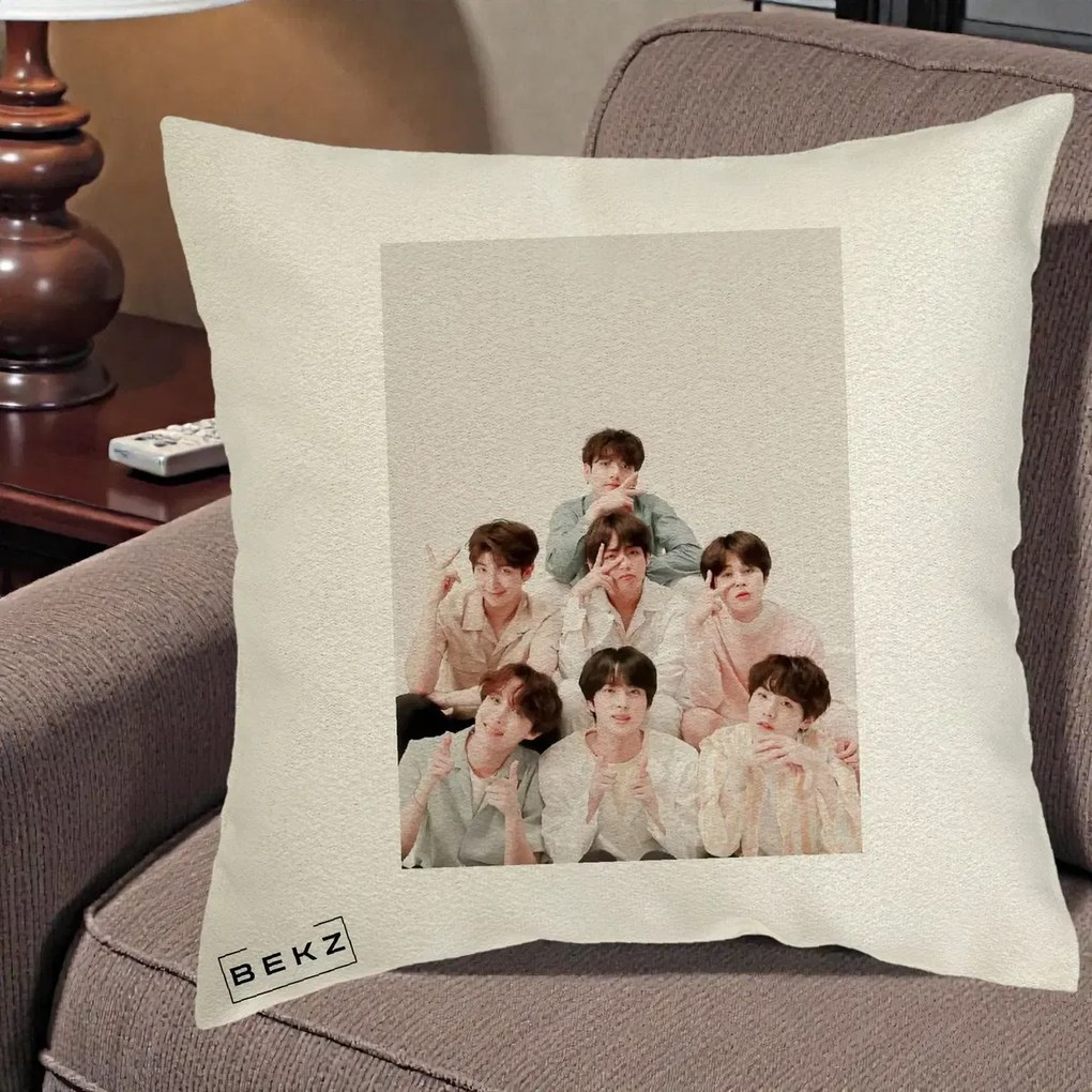 Perna Personalizata K-pop BTS Foto Grup Pastel, 40x40 cm, Ecru, Husa Detasabila, Perna Inclusa, BEKZ®