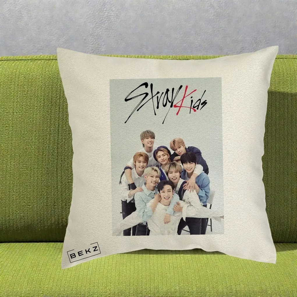 Perna Personalizata K-pop Stray Kids cu Foto Grup Alb-Albastru, 40x40 cm, Ecru, Husa Detasabila, Perna Inclusa, BEKZ®