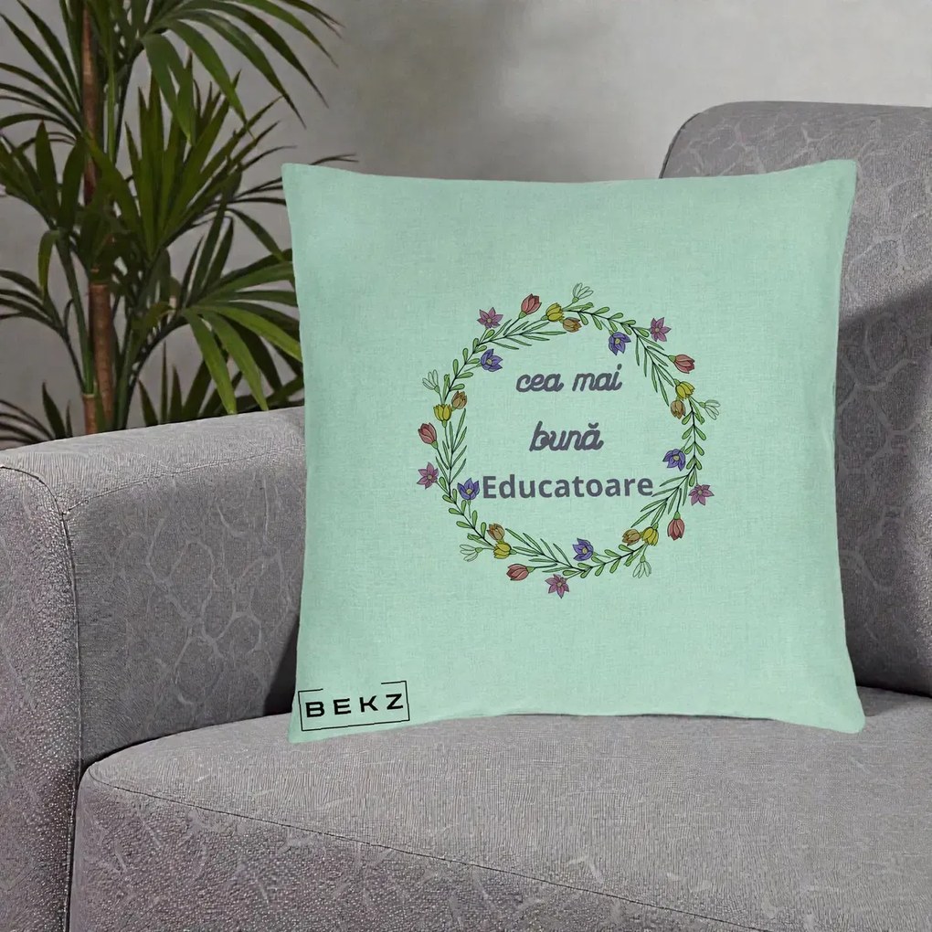 Cadou pentru Educatoare - Perna Personalizata Cea mai Buna Educatoare cu Coronita Florala Colorata, 40x40 cm, Verde Menta, Husa Detasabila, Perna Inclusa, BEKZ®